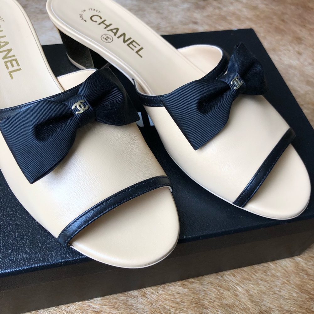 Chanel Beige and Black Bow Slide Sandals NIB G45691 size 39 $1350 - Picture 3 of 10